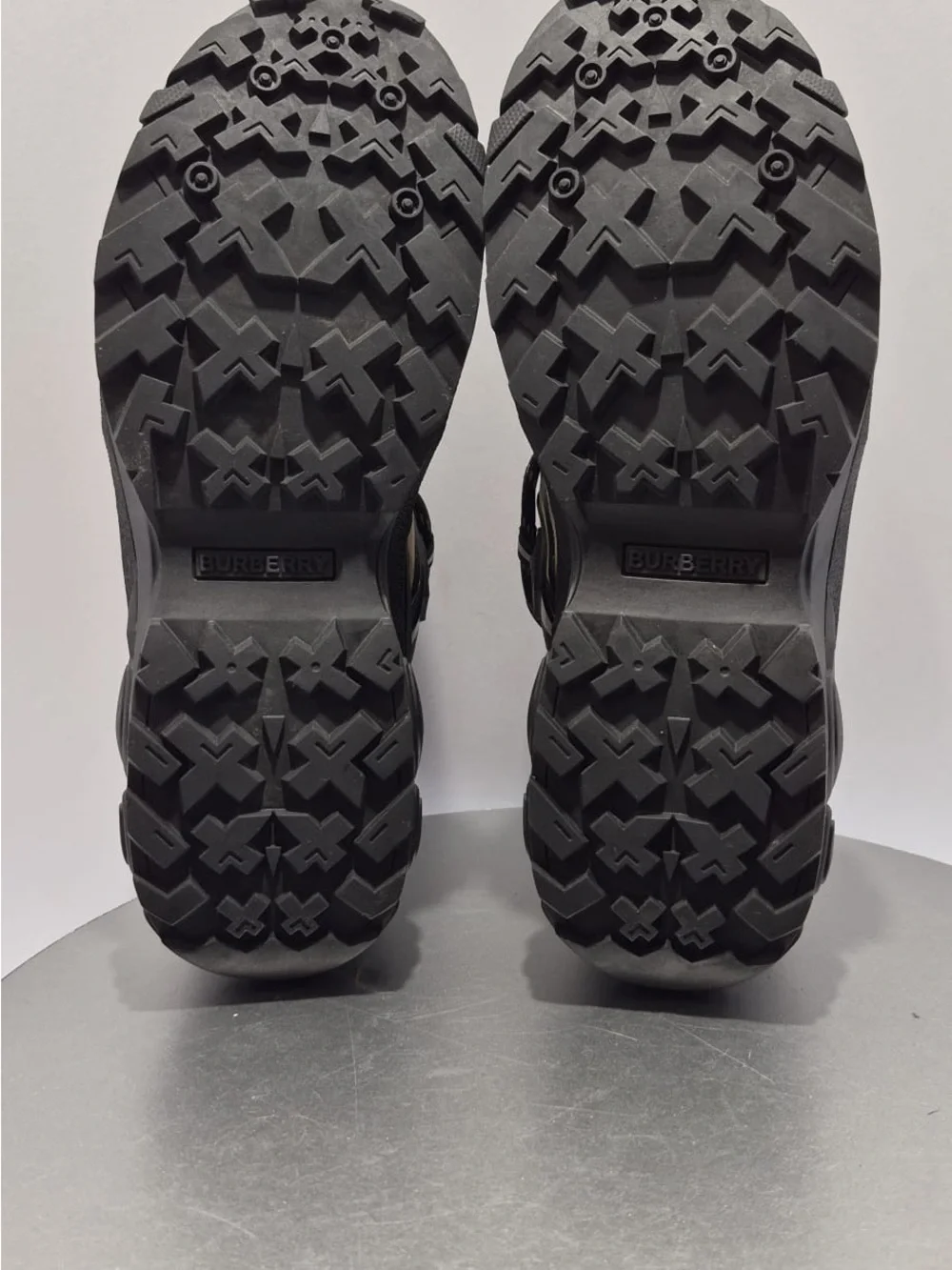 Burberry sneakers signature